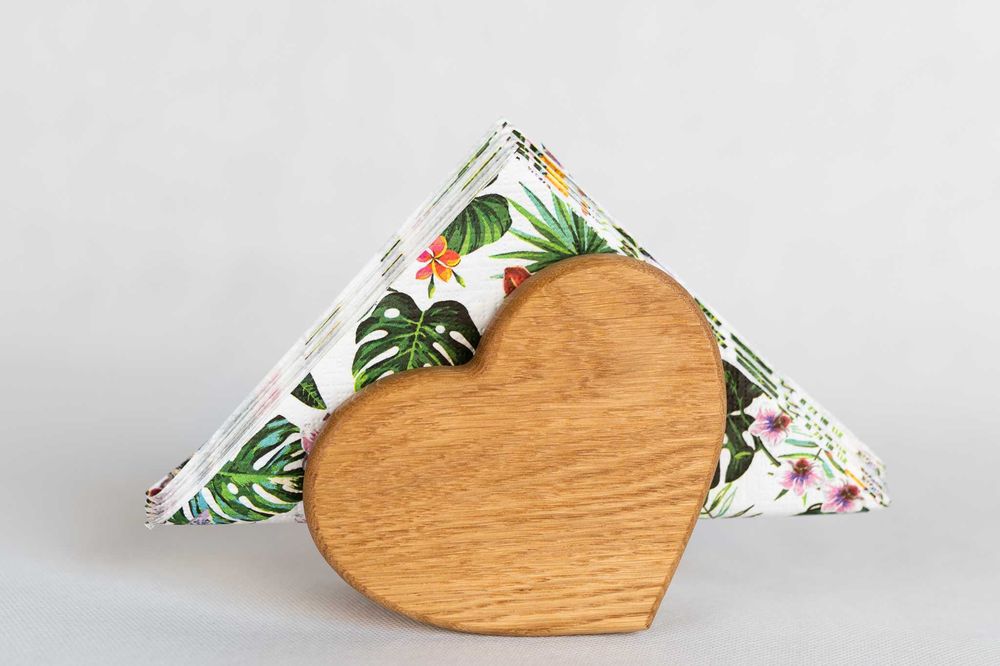 Serwetnik w kształcie serca z drewna dębowego