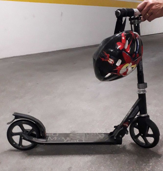 Trotinete com guiador extensivel e capacete
