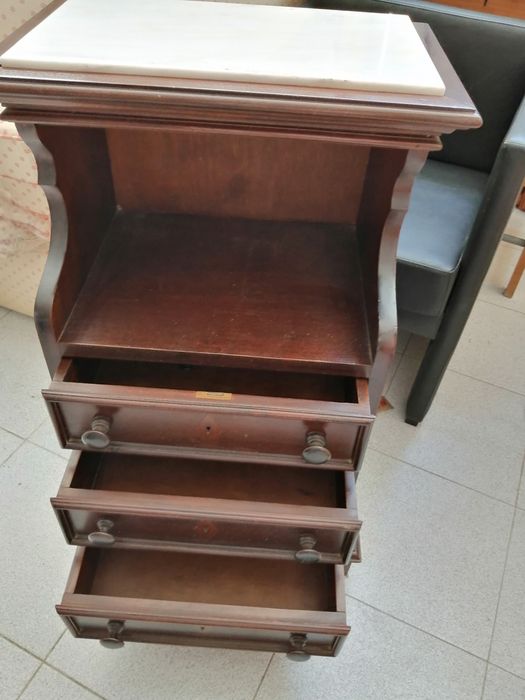 Mesa de cabeceira antiga