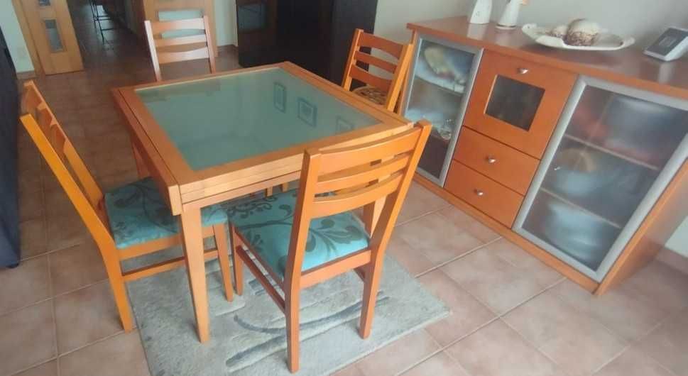Mesa de sala e aparador