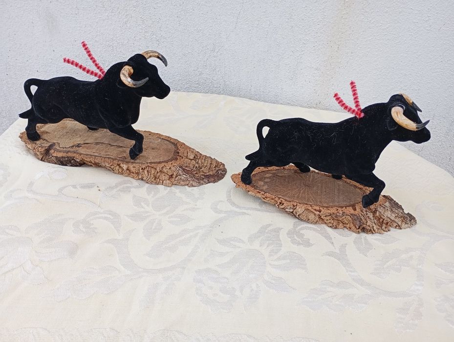 Toiros bravos em miniatura numa base em sobreiro