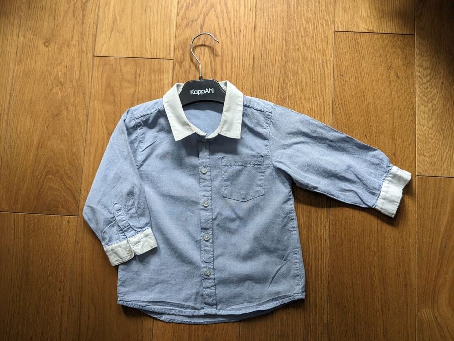 Błękitna koszula z białym kołnierzykiem