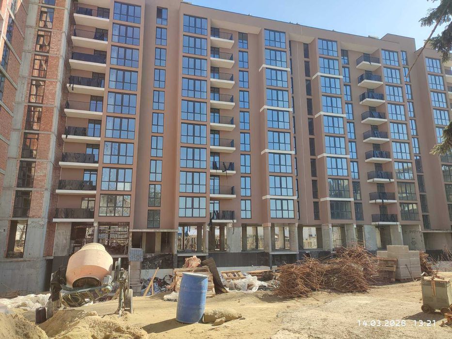 Продається 3 кімнатна " новобудова",  вул. Руська.