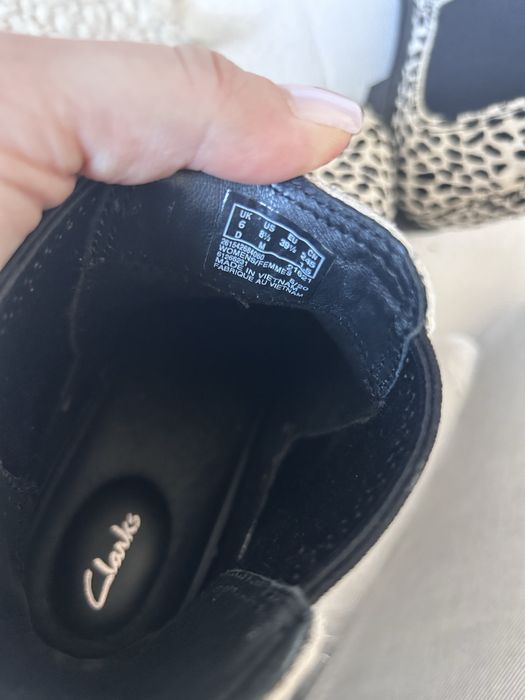 Продам чоботи Clarks