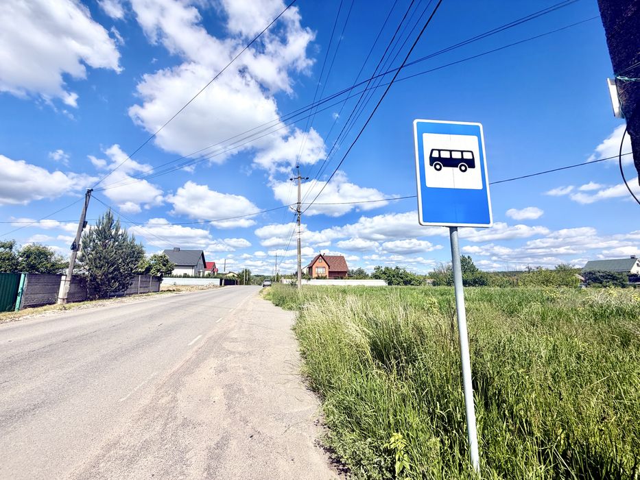 Земельна ділянка, кутова, поруч житлові будинки, зупинка транспорту. Перша лінія від дороги