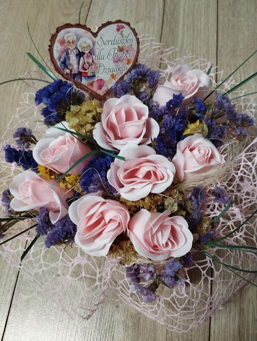 Flower box z mydlanych różyczek dzień Babci i Dziadka