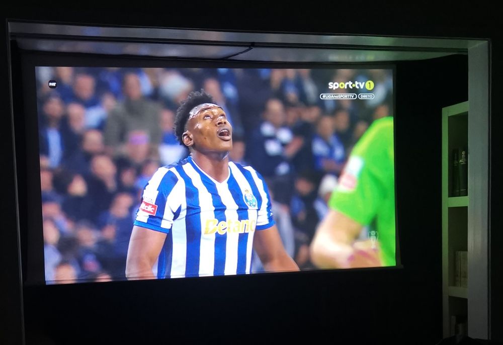 Projector Hitachi 1.200 ansi lumens.