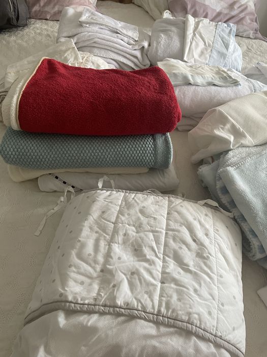 Berço ikea + enxoval completo de cama de bebé