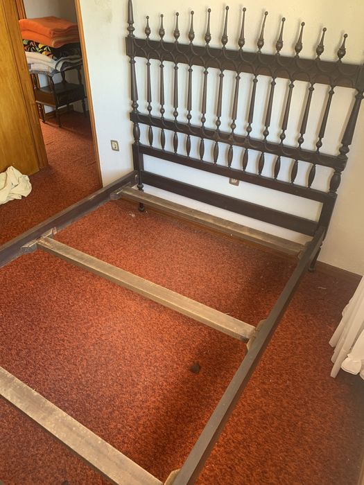 Cama de Casal Clássica em Madeira Maciça – Elegante e Intemporal