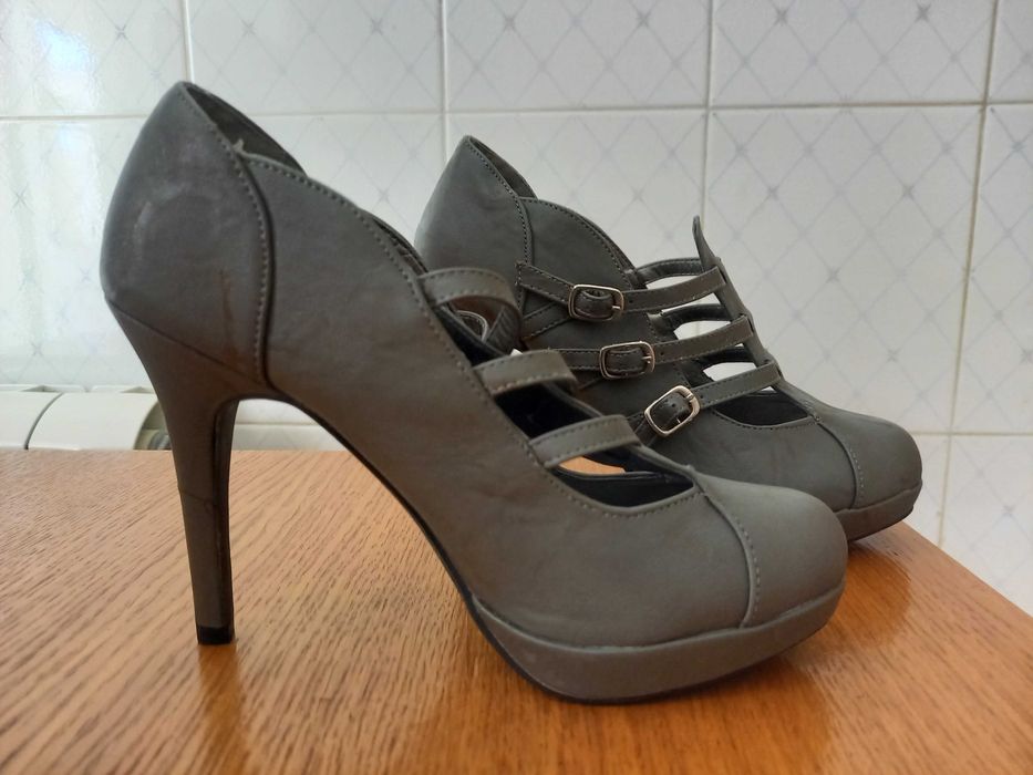Botins de salto alto cinzentos