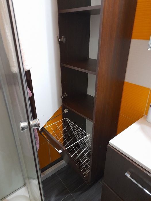 Zestaw mebli łazienkowych z umywalką I baterią