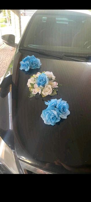 Kwiaty na auto do ślubu
