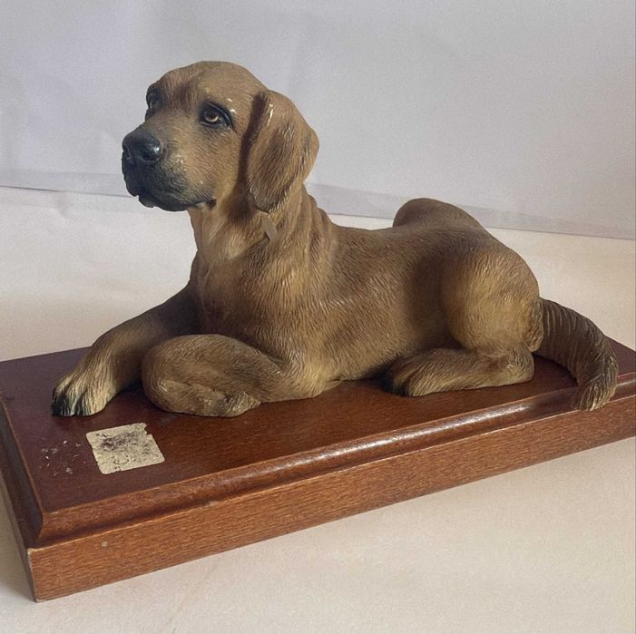 Estatueta cão Labrador pintada à mão – Made in Italy, base de madeira