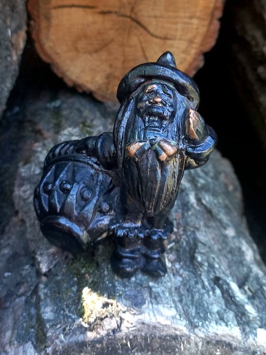 Фигурка гном с корзиной. Винтаж! Металл!