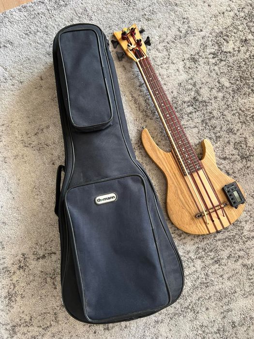 Mahalo Solid Ukulele Elektryczne Basowe z przetwornikiem i futerałem