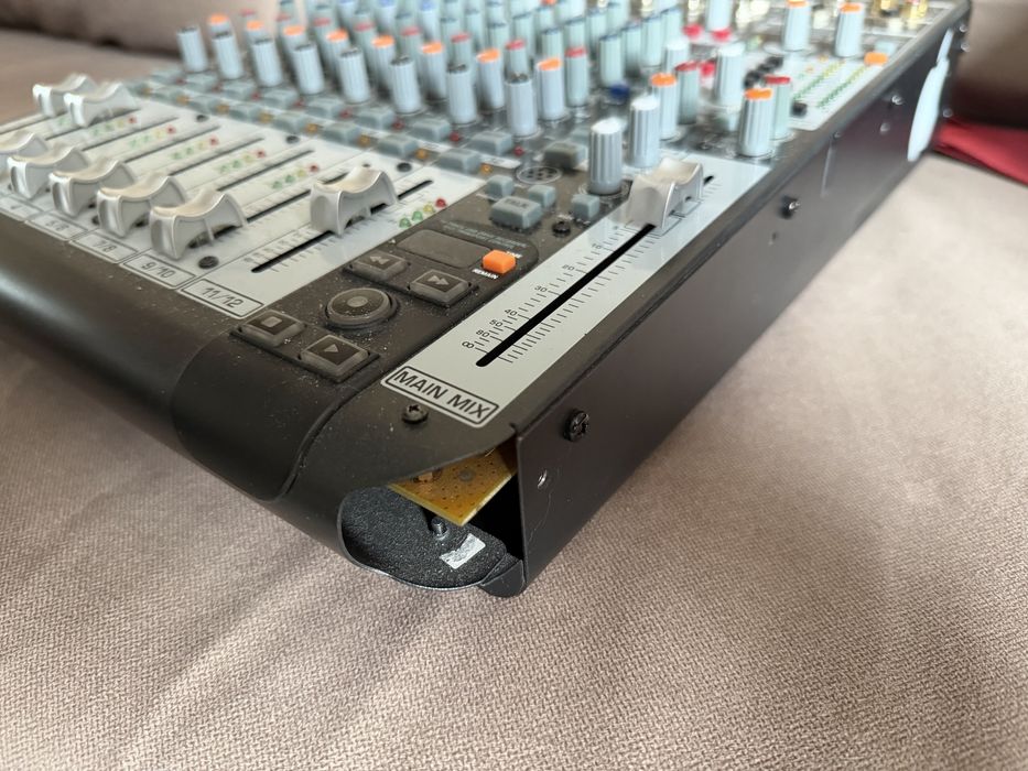 Мікшерний пульт Behringer Xenyx UFX1204 USB
