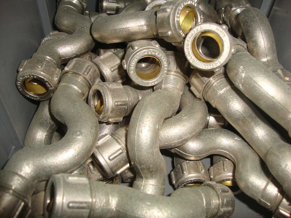 Acessórios em latão cromado, de diversas medidas, para tubo inox