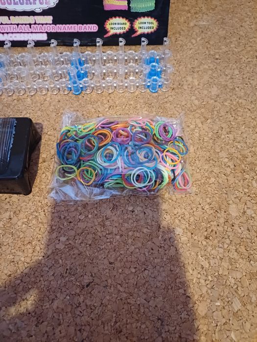 Pulseiras artesanato. 
Caixa com elásticos e acessórios