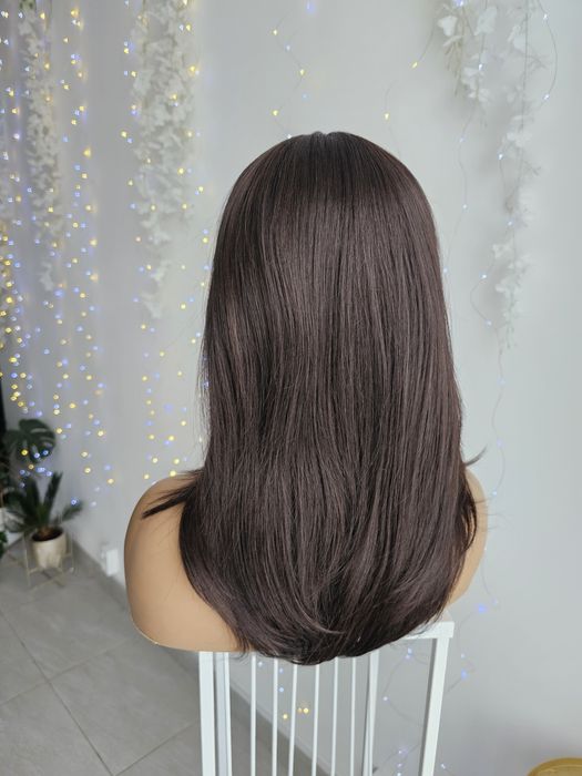 Peruka Premium Kim średnia ciemny brąz  naturalny efekt