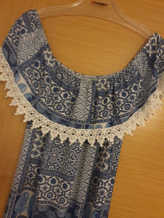 Sprzedam długą sukienkę z falbanką na ramionach