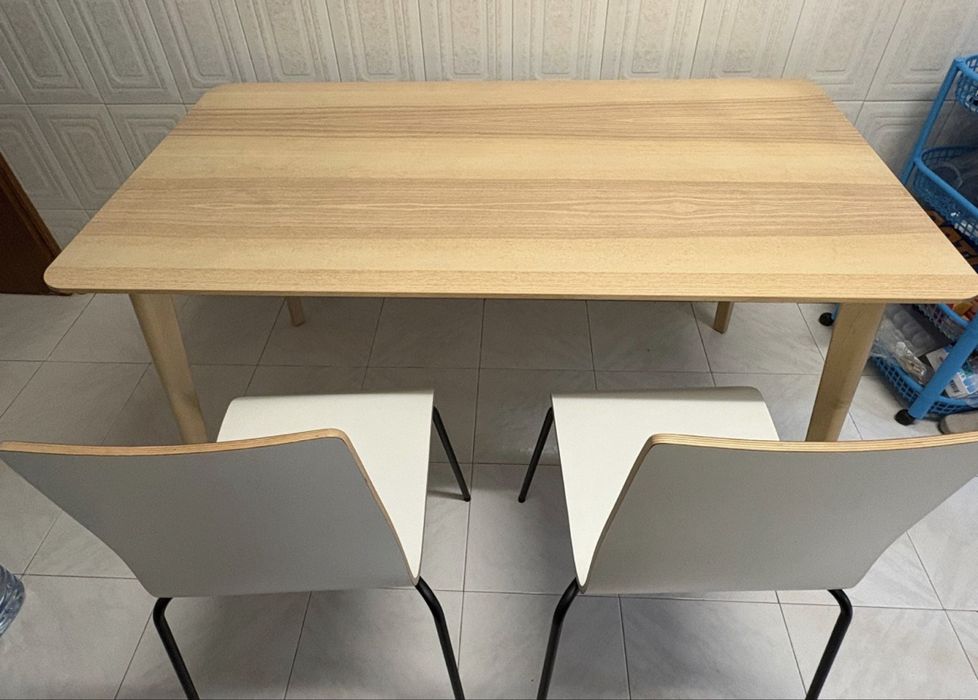 Mesa 140x80 cm mais duas cadeiras