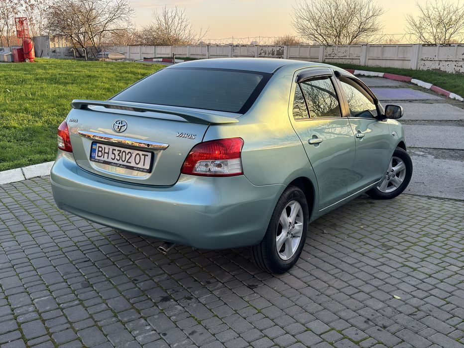 Продам Тоёту Ярис на автомате!