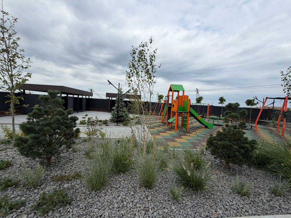 Продаж сучасного таунхауса "Aura Park"