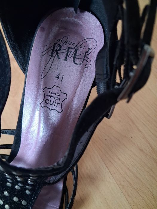 Sprzedam zamszowe szpilki rozmiar 41