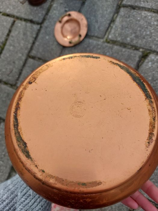 Várias antiguidades em cobre e latão