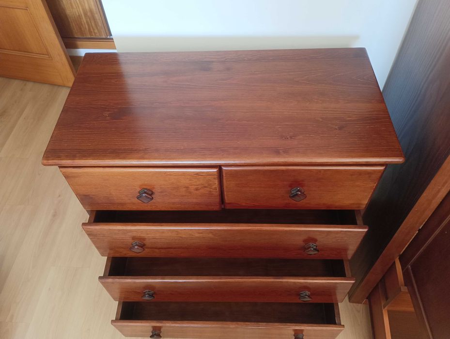 Cómoda em madeira de pinho