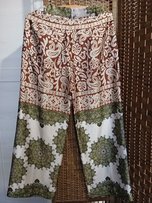 Полиєстер,після стінки не мнуться на розмір 40.