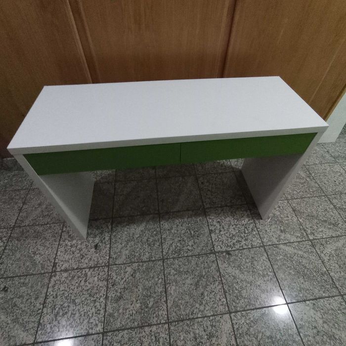 Secretária com duas gavetas