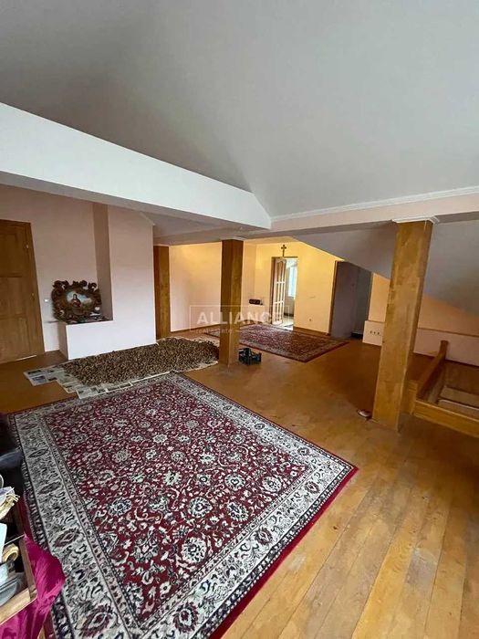 Добротний будинок з усіма комунікаціями в передмісті!