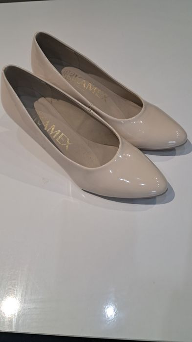 Beżowe buty na szpilce