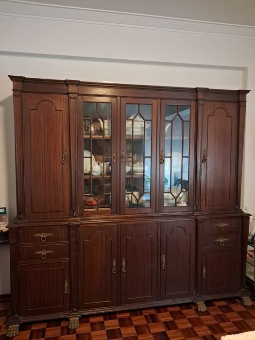 Móvel aparador com cristaleira