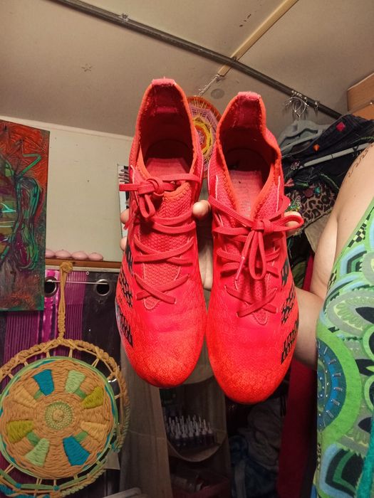 Chuteiras Adidas Predator vermelhas – bom estado
