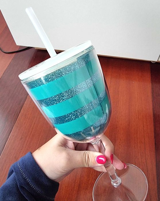 Copo alto às riscas azuis com brilhantes e palhinha