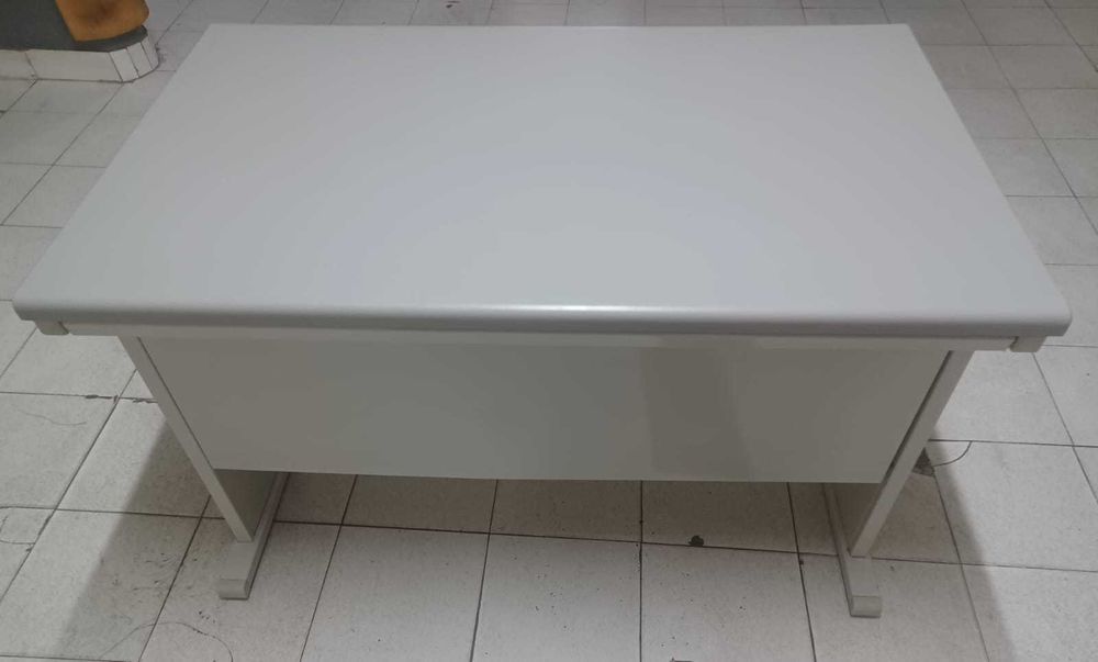 Mesa secretária.