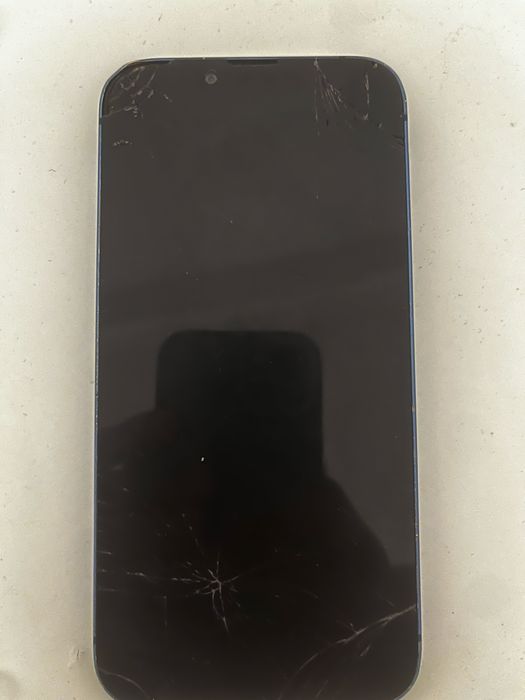 Iphone 13, com a tela partida, mas totalmente funcional