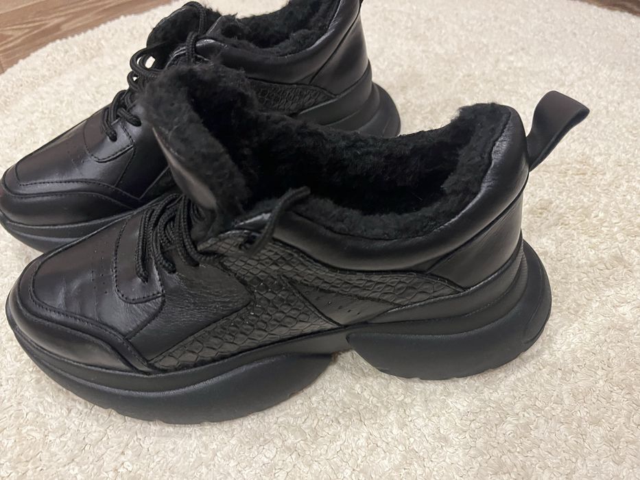Кожаные новые зимние кроссы,полный 40 р