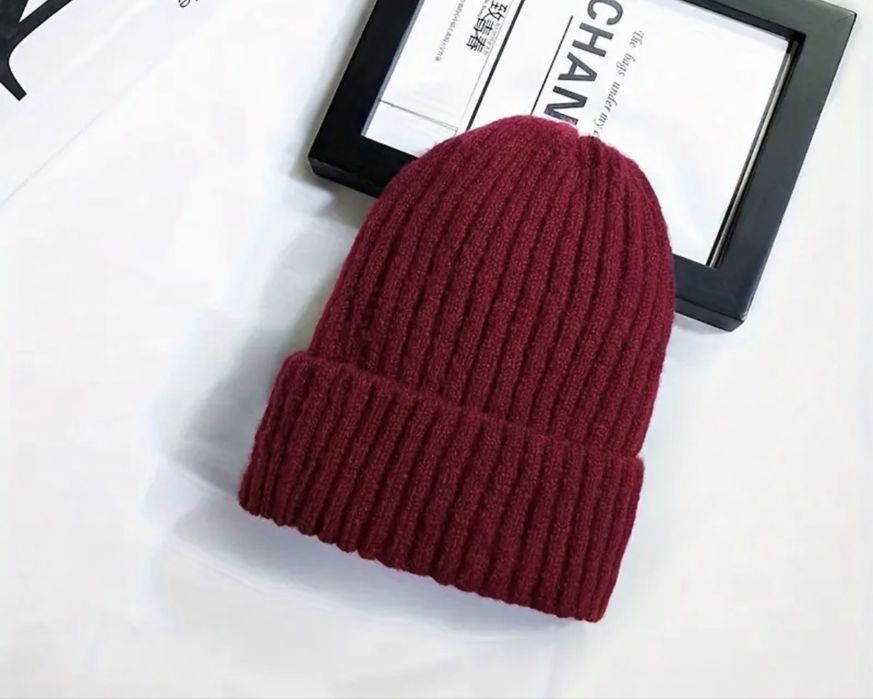 Бордова жіноча шапка