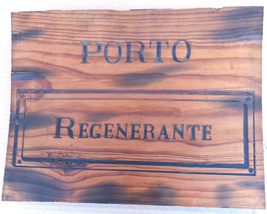 Tábuas de caixa de vinho com mais de 70 anos