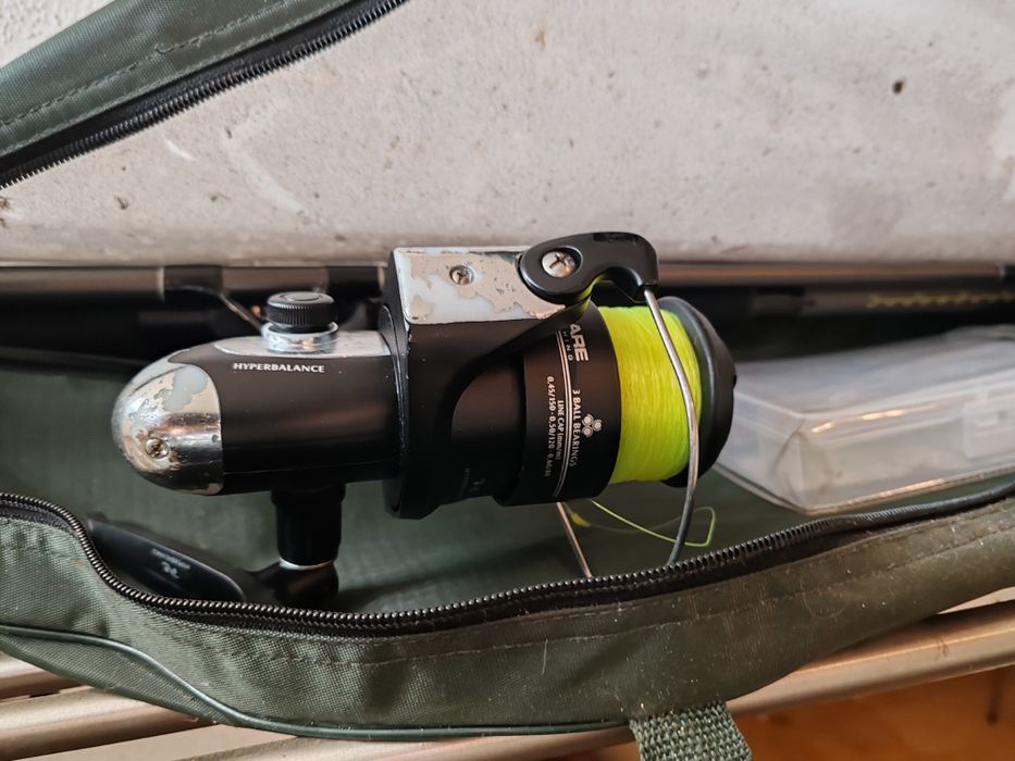 Canas de pesca com assessórios