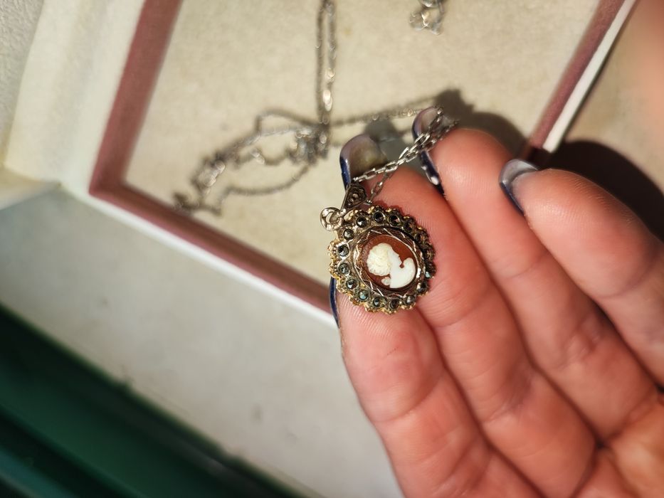 Colar com pendente Camafeu