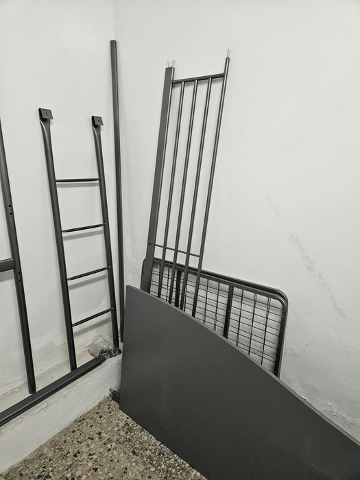 Beliche com cama alta e secretaria