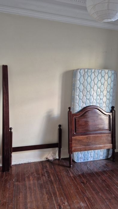 Cama + colchão  em bom estado