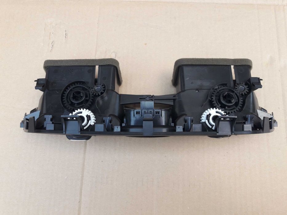 Środkowa Kratka Nawiewu Konsoli Opel Corsa E 2014-19