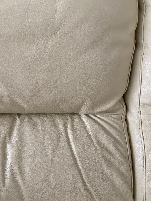 2 sofás imitação de pele bege