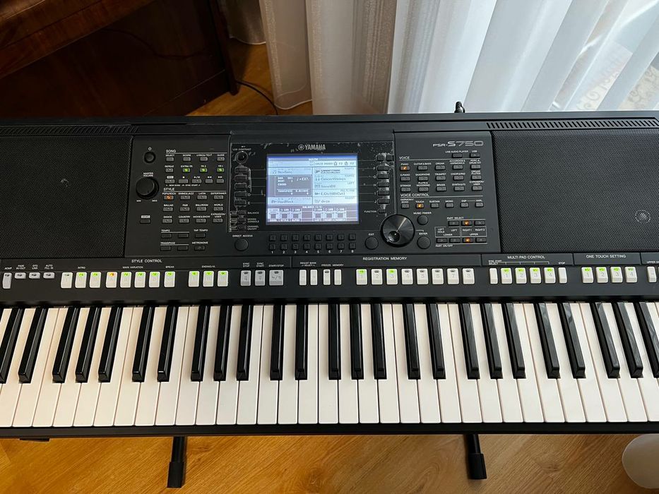 Синтезатор Yamaha PSR-S750