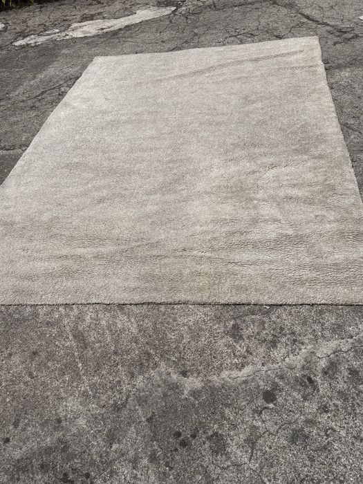 2 carpetes bege.